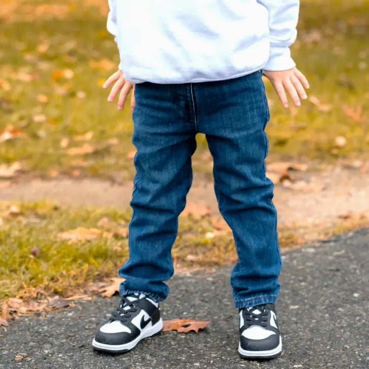 Patrons de couture pour pantalons enfant : joggers, pantalons élastiqués et salopettes à coudre soi-même