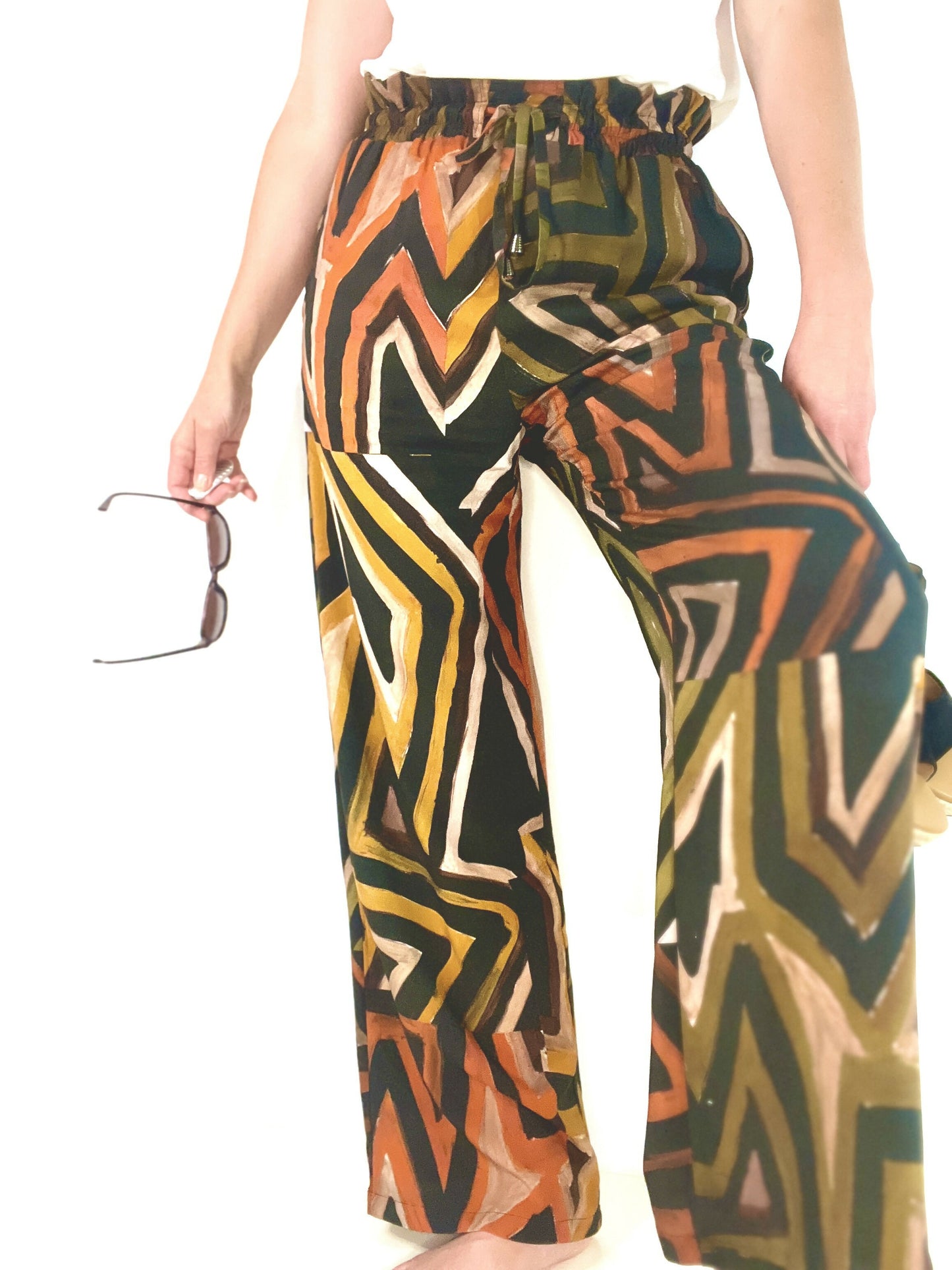 Pantalon ample Springy avec motif coloré, taille élastique et poches triangulaires, conçu pour la couture.