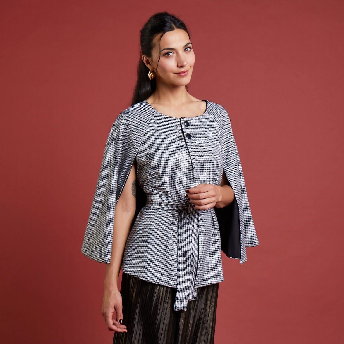 Femme portant la cape "La Captivante" de la collection festive, mise en avant par les Éditions Marie-Claire, octobre 2022.