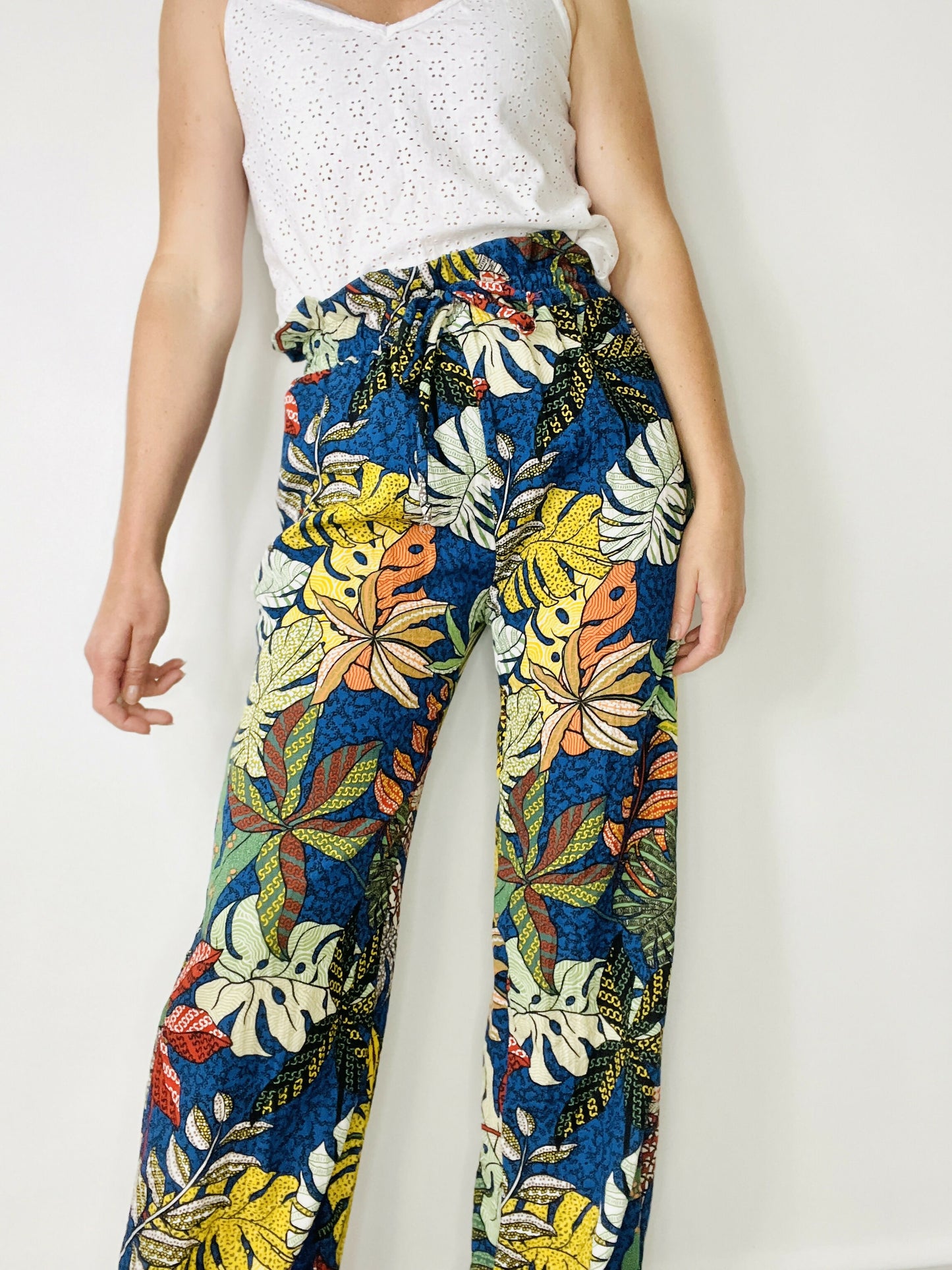 Pantalon ample Springy avec motifs colorés, taille élastiquée et ceinture, idéal pour un look décontracté.