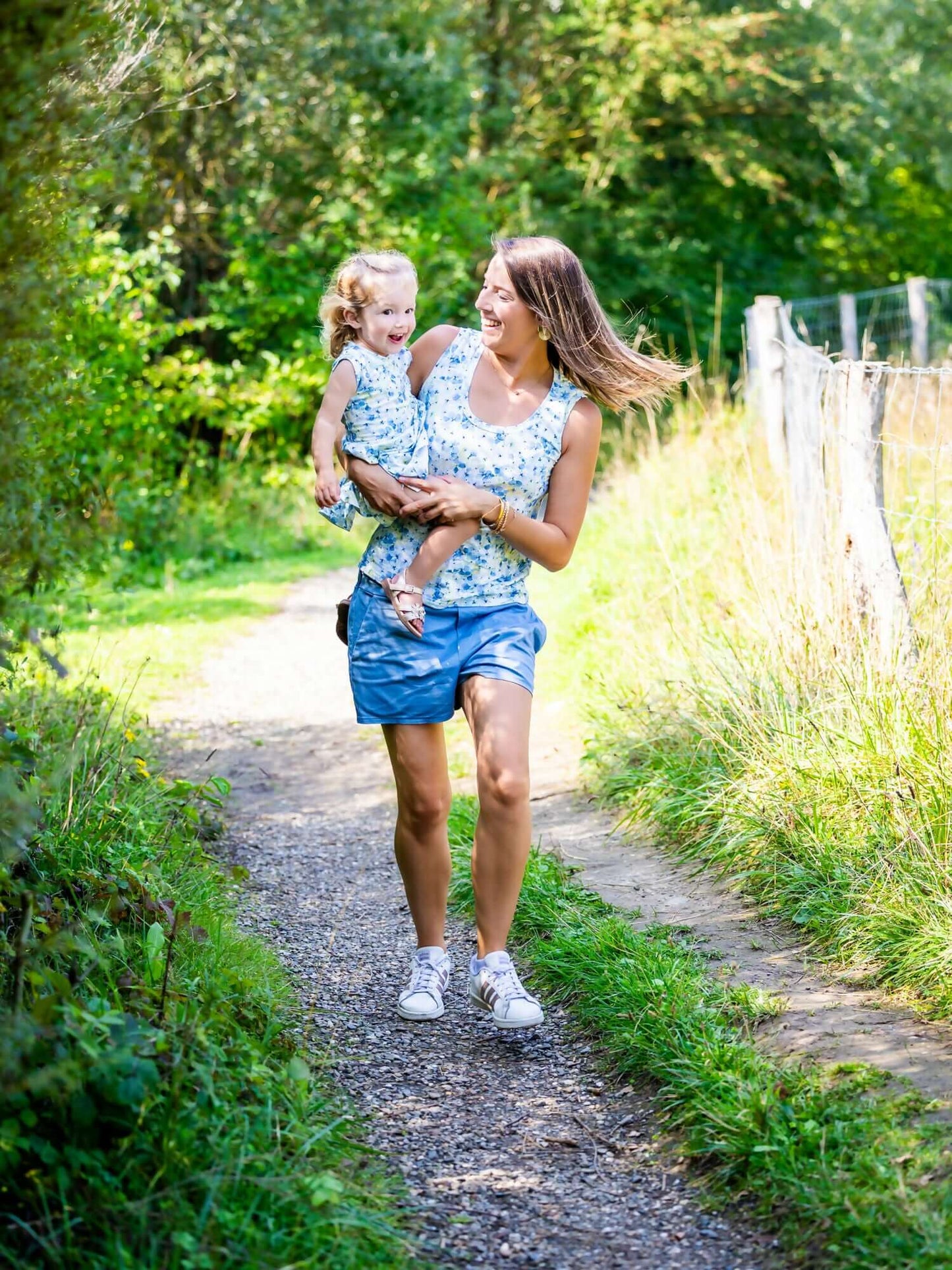 Mère et enfant portant ANANAS - le débardeur super facile à coudre sur un chemin forestier, patron de couture pdf à télécharger.