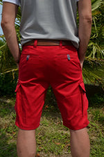 Bermuda tendance rouge avec poches cargo et passepoilées, parfait pour l'été, à assortir avec une chemise ou un polo.