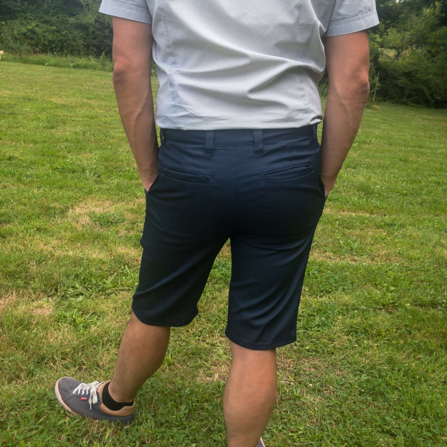 Bermuda Calcao, shorts tendance avec poches passepoilées, idéal pour un look décontracté ou habillé.