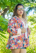 Blazer Orséis - T36 à 50 coloré porté en extérieur, mis en valeur par un motif floral, patron de couture PDF à télécharger.