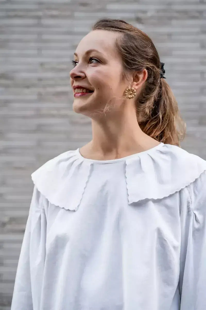 Modèle Blouse OYANA - 32 au 56, patron de couture pdf à télécharger, mettant en valeur un col élégant et manches avec plis délicats.