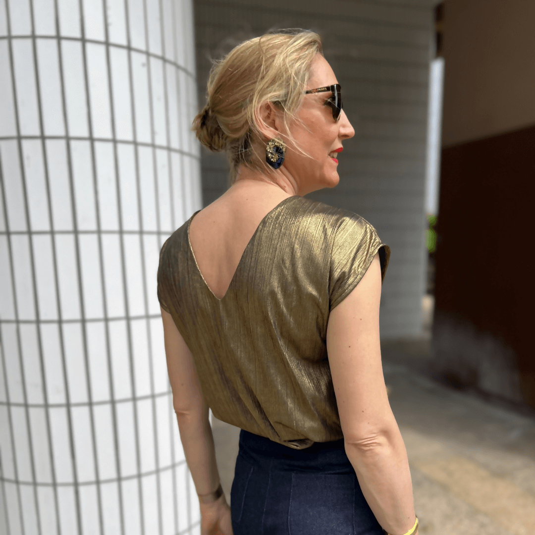 Blouse dorée vue de dos, modèle Blouse - Robe Medusa | Taille 32 à 52, patron de couture pdf à télécharger, élégant et polyvalent.