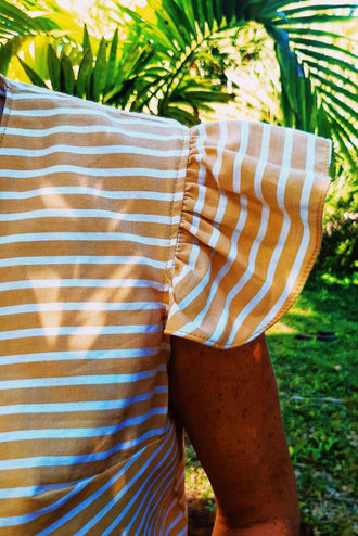 Blouse Séléné - T36 à 50 avec mancherons volantés, patron de couture PDF à télécharger, vue de près sur le tissu rayé et les détails.