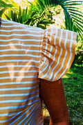 Blouse Séléné - T36 à 50 avec mancherons volantés, patron de couture PDF à télécharger, vue de près sur le tissu rayé et les détails.
