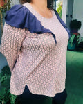 Blouse Thalie avec volants aux épaules, col rond, taille 36 à 50, patron PDF en français à télécharger.