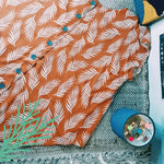 Blouse Télès - T36 à 50 sur tapis avec motif feuilles, patron de couture pdf à télécharger.