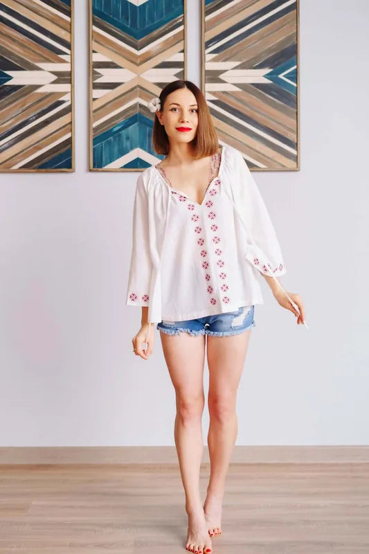 Femme portant une blouse blanche - patron de couture pdf à télécharger, Blouse - XS-XXXL - JENNIFER, taille intermédiaire.