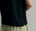Blouse - XS/L - LOO en tissu noir élégant, vue de côté, parfait pour patron de couture pdf à télécharger, niveau débutant.