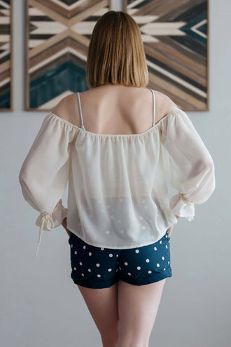 Vue arrière d'une blouse - XS/XL - SIMPLICITY en blanc, patron de couture pdf à télécharger, niveau intermédiaire.