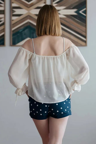 Vue arrière d'une blouse - XS/XL - SIMPLICITY en blanc, patron de couture pdf à télécharger, niveau intermédiaire.