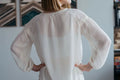 Blouse - XS/XL - WONDERELA, patron de couture pdf à télécharger, vue arrière d'un chemisier blanc transparent, manches bouffantes