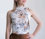 Femme portant une Blouse - XXS/XL - La Bourgeoisie avec motif floral, patron de couture pdf à télécharger, niveau intermédiaire.