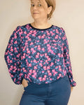Blouse ou Robe Belam - du 32 au 52, patron de couture pdf à télécharger, modèle porté, manches bouffantes et motif floral vibrant.