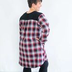 Blouse robe effet chemise Myrtille à manches longues, motif à carreaux rouge et noir, vue arrière sur mannequin.