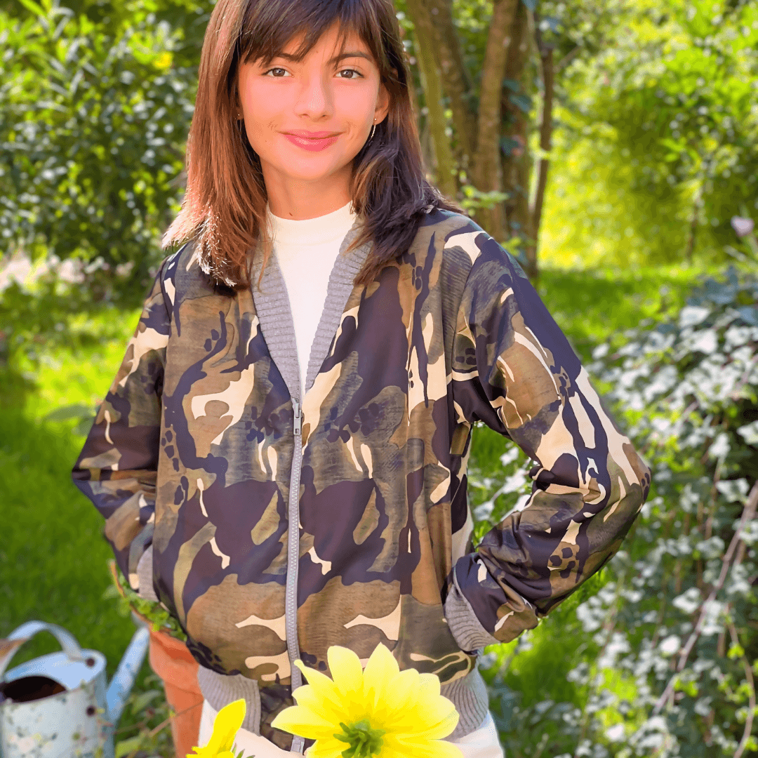 Enfant portant un Bombers Ibis kids | Taille 2 à 12 ans, blouson original avec col V, patron de couture pdf à télécharger.