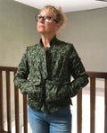 Patron PDF Bomber Phoenix, vue de dos, jacquard vert et noir, coupe ajustée, poches plaquées