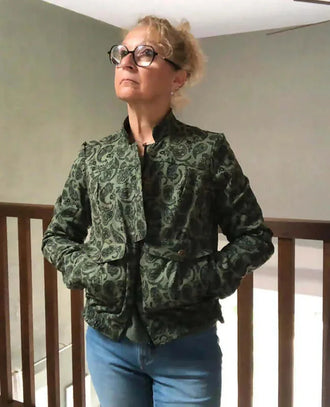 Patron PDF Bomber Phoenix, vue de dos, jacquard vert et noir, coupe ajustée, poches plaquées