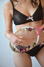 Brassière Cherlylada (2 versions) en dentelle, patron de couture pdf à télécharger, femme avec raquette décorée de fleurs