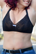 Femme portant la Brassière Cherlylada (2 versions), modèle dentelle sans armatures, patron de couture pdf à télécharger.