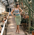 Femme portant un Bustier - XS/L - NUMBER ONE dans une serre, patron de couture pdf à télécharger, posant entre des cactus.