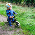 Enfant portant CACAHUETE - la combi évolutive d'extérieur ou d'intérieur sur un vélo, patron de couture pdf à télécharger.