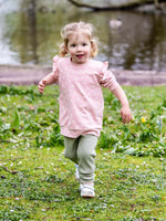 Fillette portant une tenue de jeu dans le parc, modèle CACAO - LE sweat / t-shirt multi-options, patron de couture pdf à télécharger.