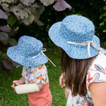 CARAMBOLE - le bob réversible dans un jardin, patron de couture pdf à télécharger, protégeant une maman et son enfant du soleil.