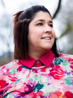 Femme portant CEDRAT - La chemise casual chic aux nombreuses options, en extérieur. Patron de couture pdf à télécharger.
