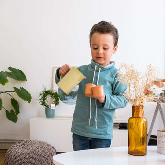 Enfant portant CHATAIGNE - LE sweat aux 32 versions, patron de couture PDF à télécharger, facile et rapide à coudre.