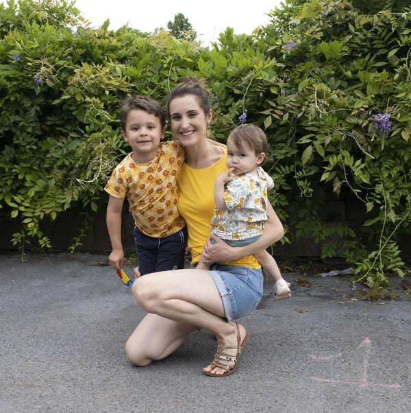 Famille portant CRANBERRY - Le t-shirt pour toute la famille, un patron de couture pdf à télécharger, sous des arbres en fleurs