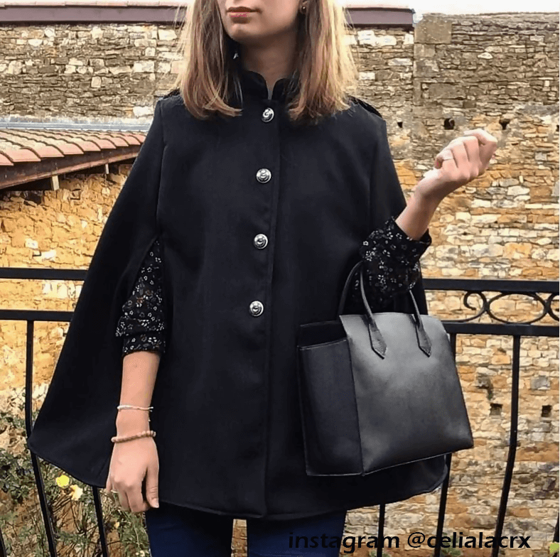Cape Turner élégante en lainage, patron de couture pdf à télécharger, idéale pour mi-saison et hiver, style chic avec sac noir.