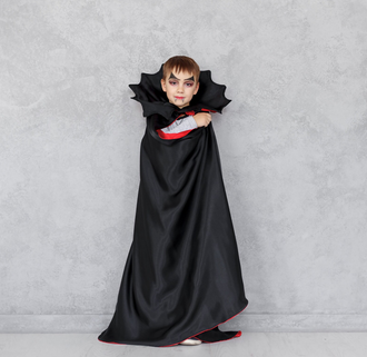 Enfant portant une cape de vampire pour Halloween, patron de couture PDF à télécharger, niveaux intermédiaire, tailles enfant à adulte.