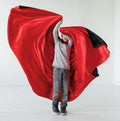 Enfant portant une cape de vampire pour Halloween, patron de couture PDF à télécharger. Niveau intermédiaire, taille enfant.