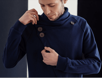 Cardigan - S/XXL - JAMES, patron de couture pdf à télécharger, homme ajustant un gilet bleu foncé avec boutons.