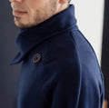 Cardigan - S/XXL - JAMES, patron de couture pdf à télécharger, profil homme portant un gilet bleu foncé, couture intermédiaire