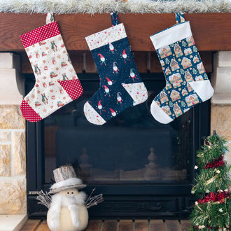 Chaussettes de Noël colorées accrochées au manteau d'une cheminée, parfaites pour décorer et recevoir des cadeaux.