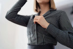 Chemise - XS/XL - LUCKY STRIPES portée, patron de couture pdf à télécharger, femme ajustant chemise élégante en rayures noires et blanches.