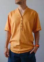 Chemise - XS/XXL - JACOMO en lin pour homme, patron de couture PDF à télécharger, style smart-casual, manches courtes, couleur orange.