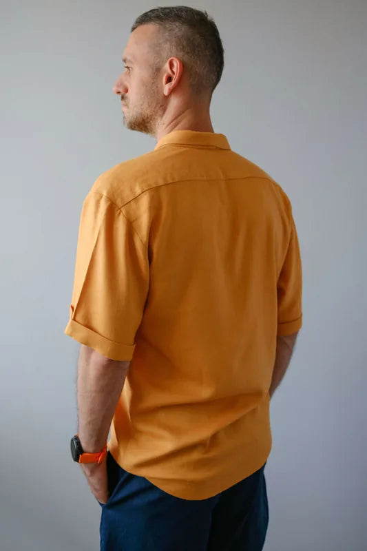 Homme portant une Chemise - XS/XXL - JACOMO en lin, vue de dos, patron de couture PDF à télécharger pour temps chauds.