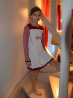Fille portant la Chemise de nuit SONGE, patron de couture pdf à télécharger, avec manches longues et empiècements contrastés.