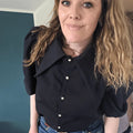 Femme portant le Chemisier Nyala | Taille 32 à 50, blouse à empiècement féminin, patron de couture PDF à télécharger.