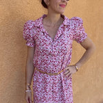 Femme portant le Chemisier Nyala | Taille 32 à 50, patron de couture pdf à télécharger, avec motifs floraux et manches courtes.
