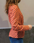 Chemisier / Robe Aphrodite en tissu imprimé, patron de couture pdf à télécharger, vue de profil.