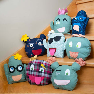 Coussins cactus à personnaliser faits maison avec patron de couture pdf à télécharger pour activités créatives familiales.