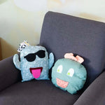 Coussins cactus à personnaliser sur un fauteuil, créés avec le patron de couture PDF à télécharger, amusants et uniques.