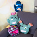 Coussins cactus à personnaliser sur un fauteuil, prêt à être cousu avec un patron de couture PDF à télécharger, projet familial créatif.